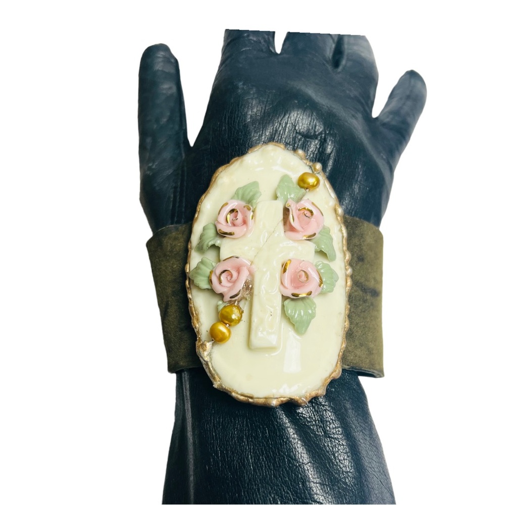 Vintage Broken China Caged in Artisan Metalwork Cabochon & Suede Cuff Bracelet - Picture 6 of 17
